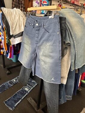 Jordan Denim Loose Fit Shorts Blue Logo Pockets Frayed Hem Cargo Style SZ 32 New
